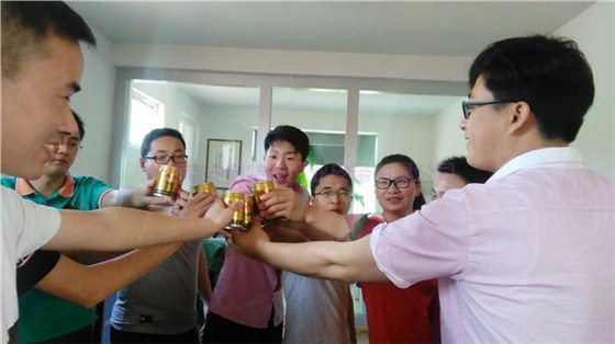 师恒磊与伙伴分享红牛