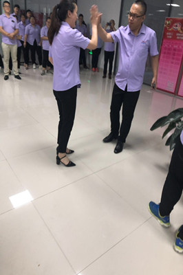 公司修总与销售部崔经理击掌确定PK对手